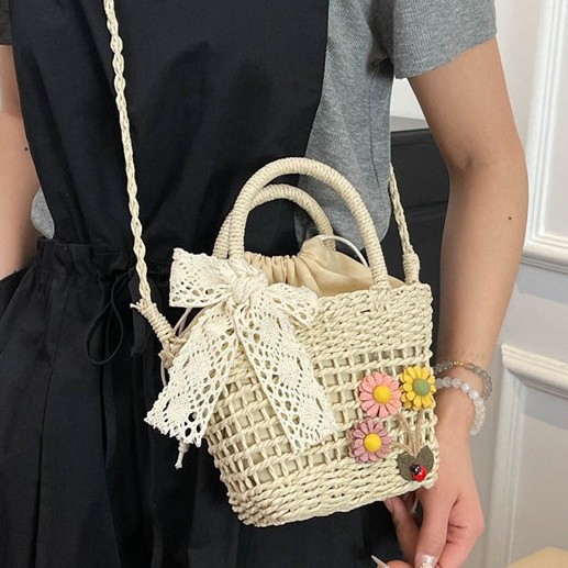 A new fashion single-shoulder crossbody bag for women in 2025, featuring straw and flower weaving. It is a French high-end hand-held bucket bag Application Scenario