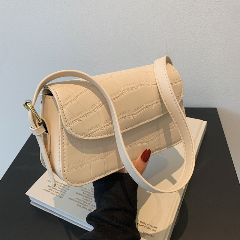 A new 2023 trendy and fashionable crocodile pattern single-shoulder underarm bag for women, a retro and versatile crossbody bag full figure