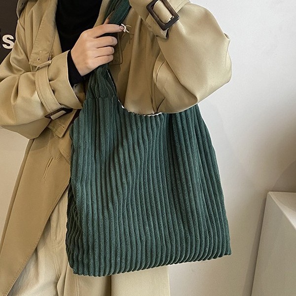 Fashionable velvet large-capacity bucket bag 2024, a new Korean style fashionable single-shoulder underarm bag with a trendy texture for women Application Scenario