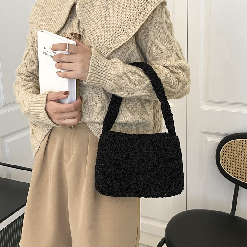 The plush autumn and winter new small square bag 2021 new solid color Korean-style fashionable single-shoulder bag sweet and simple commuter women's bag details Picture