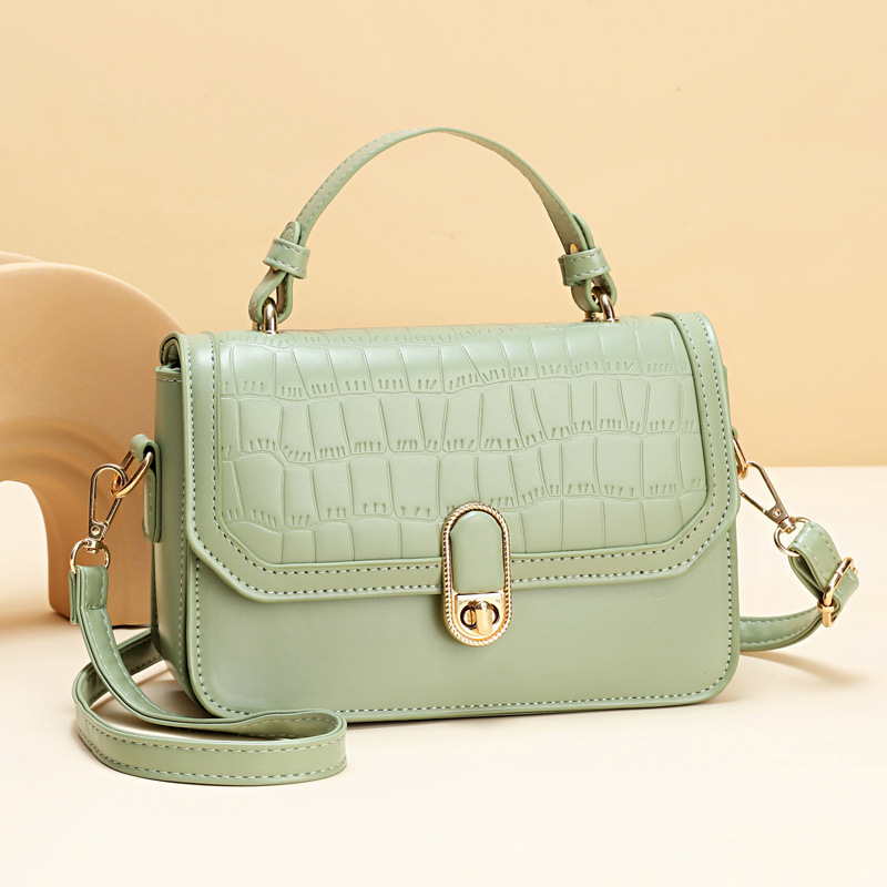 The 2022 autumn new stylish and versatile small square bag for women is a retro, fashionable and casual single-shoulder crossbody bag for ladies Application Scenario