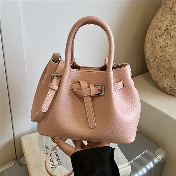 A trendy hand-held bucket bag for women in 2025, a stylish and fashionable single-shoulder bag for commuting, versatile and stylish crossbody bag full figure