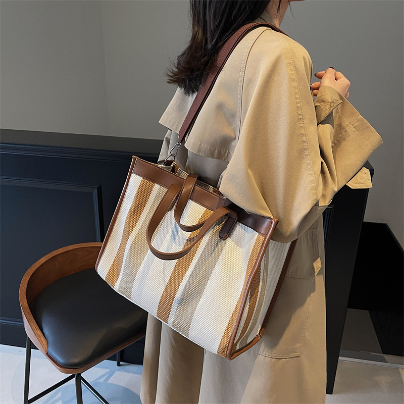 Large-capacity commuter bag for women, new autumn/winter 2024 striped canvas bag, casual single-shoulder tote bag, travel handbag full figure