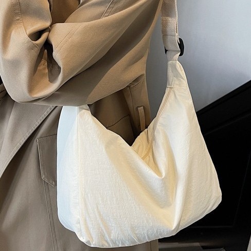 High-end nylon dumpling bag for both men and women, a simple and sporty style, large-capacity casual single-shoulder tote bag Specification drawing