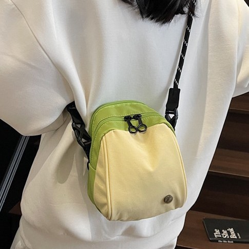 Wholesale of new, simple, large-capacity, eye-catching, lightweight and wear-resistant crossbody bags, versatile for commuting, solid-color cloth bags, single-shoulder bags full figure