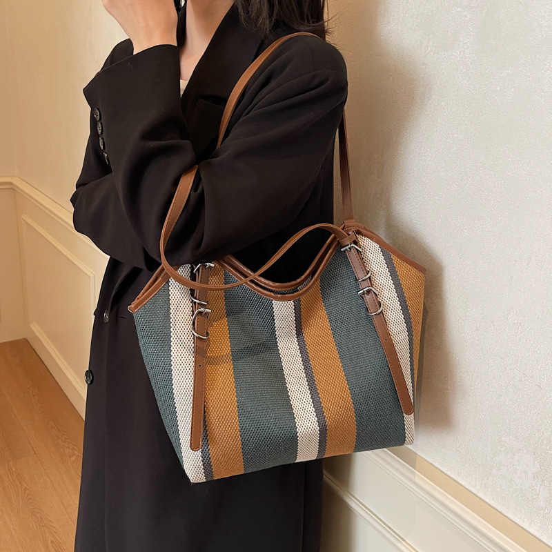 Large-capacity canvas striped bag for women, 2024 new style fashionable tote bag, versatile commuting large bag for autumn and winter, single-shoulder bag details Picture