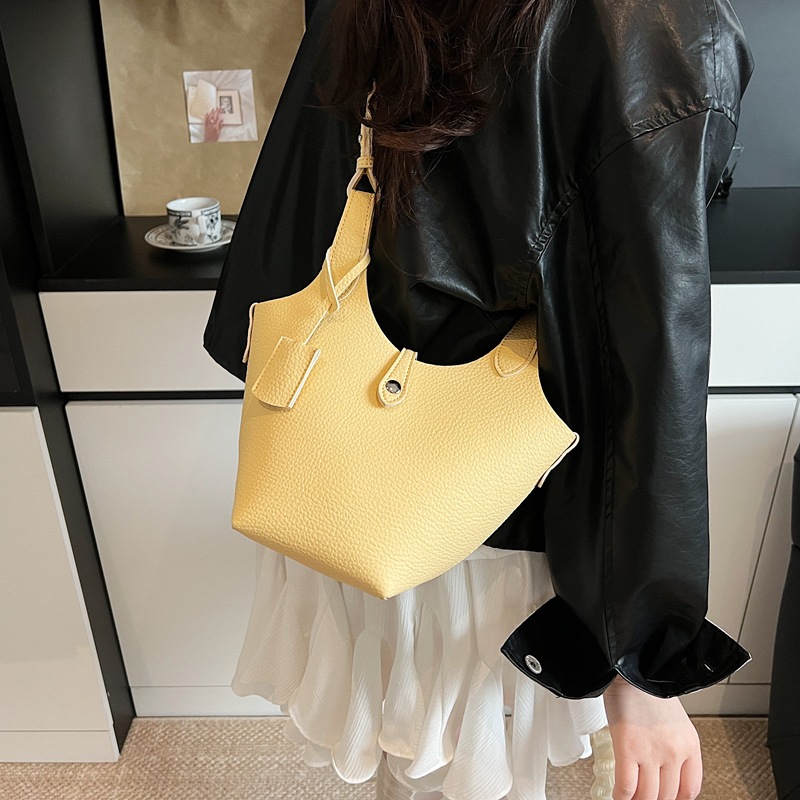 2025 New style lychee-patterned vegetable basket large-capacity bucket bag for women, fashionable, trendy, casual and versatile single-shoulder crossbody bag Application Scenario