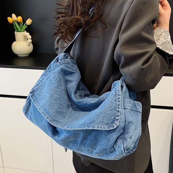 Japanese-style washed denim large-capacity crossbody bag for women, artistic class bag, canvas messenger bag, casual single-shoulder bag for men Application Scenario