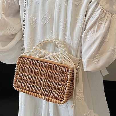 Pearl Bag for Women 2025 New style hand-woven handbag, ins straw and rattan crossbody bag, popular crossbody bag Application Scenario