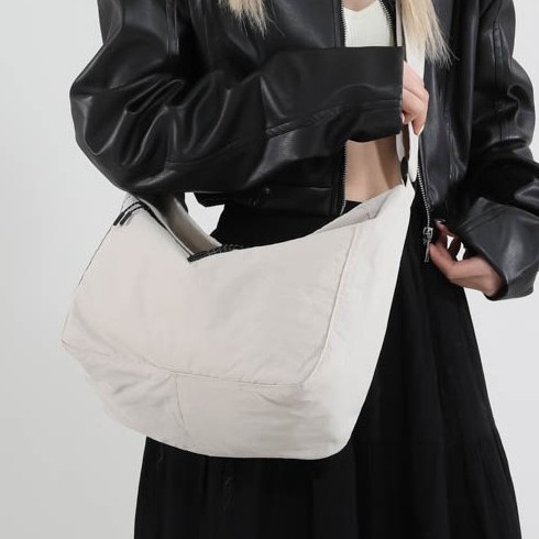 A new 2025 Korean version single-shoulder crossbody bag with large capacity for women, a casual and simple solid-color women's bag, and a tote bag for classes details Picture