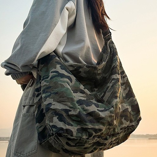 Fashionable workwear style, niche Korean style ins camouflage leopard print canvas bag, versatile large-capacity casual single-shoulder tote bag full figure