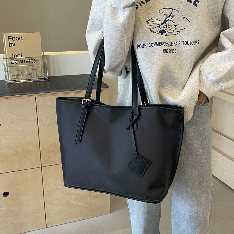 Wholesale of large-capacity outdoor tote bags for 2024 new style, simple and versatile handbags, casual and lightweight yoga and fitness bags details Picture