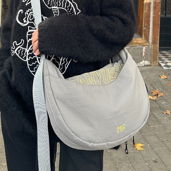 2025 Korean version crossbody bag, new nylon shoulder bag, horn bag, casual large-capacity commuter bag, versatile crossbody bag details Picture