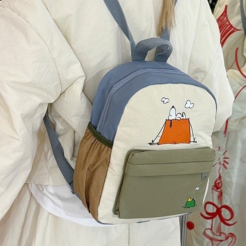 New lightweight small tent Snoopy print children's backpack, parent-child small schoolbag, color-blocking cute cartoon backpack details Picture