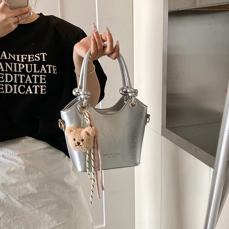 Korean version work commute handbag for women 2025 New style High-end soft leather fashionable single-shoulder underarm bucket bag Application Scenario