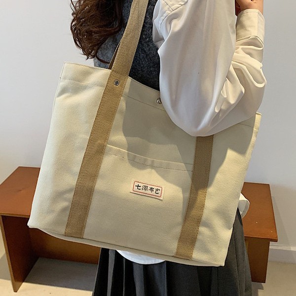 Large-capacity canvas bag for women, 2024 new style, Japanese-style casual student class hand-held and shoulder tote bag Application Scenario