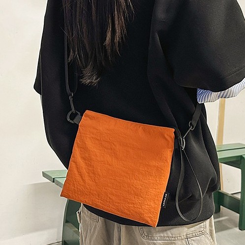 A new type of casual and laid-back crossbody bag for both boys and girls, a nylon large-capacity single-shoulder bag, a small square bag Specification drawing