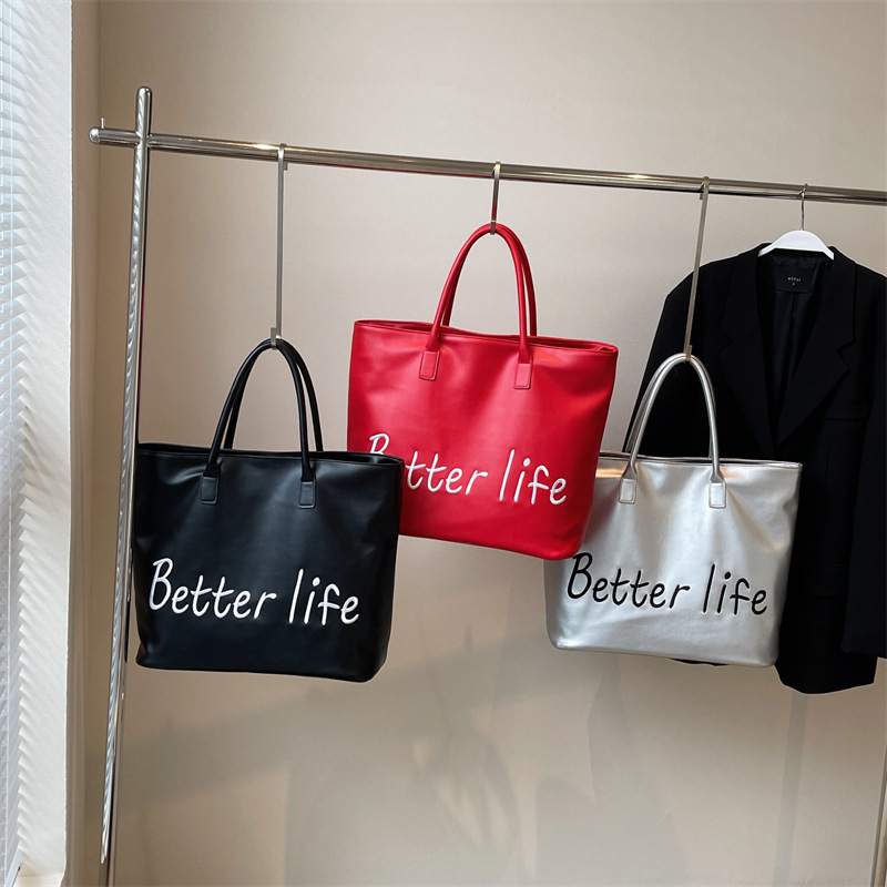 A large-capacity 2024 new style commuter hand-held shoulder bag for female students with Korean letters in the foreign trade bag details Picture