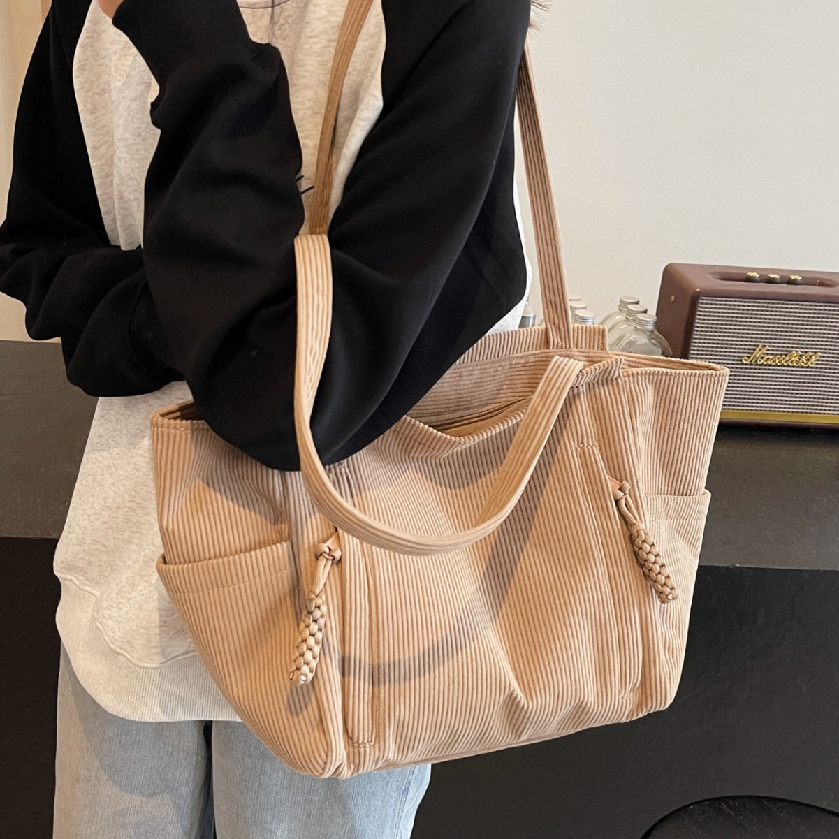 Autumn and winter fashion new large-capacity thickened tote bag, corduroy multi-pocket single-shoulder bag, retro thick commuting bag details Picture