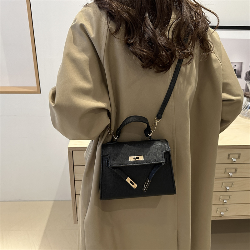 The 2024 new Senmeng bag is a fashionable and high-quality handbag for women, a Kelly bag, a single-shoulder crossbody bag, and a popular commuting bag this year details Picture