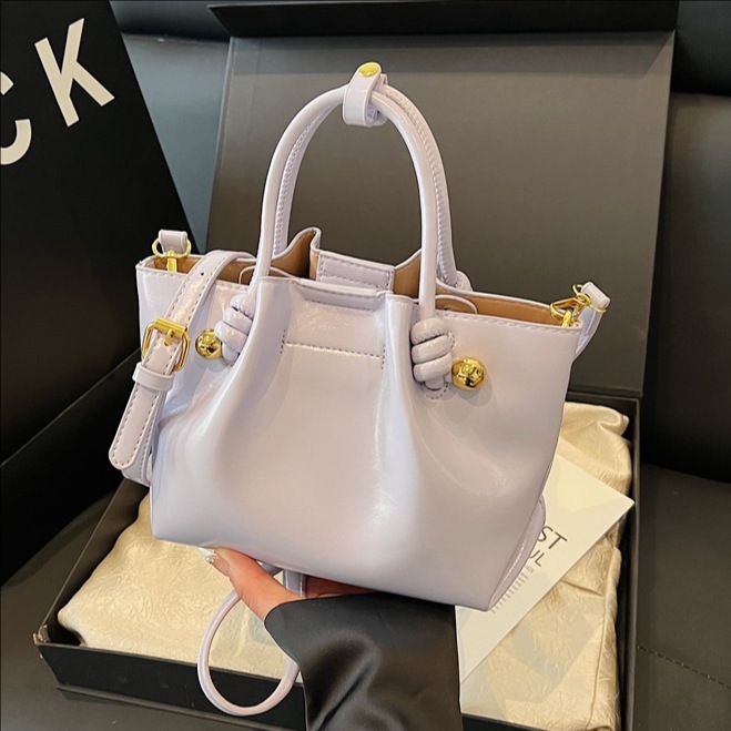 A high-end, niche design pleated hand-held bucket bag for women, a new 2025 fashionable and versatile single-shoulder crossbody bag for commuting full figure