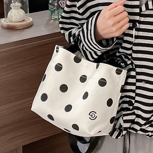 Cute and versatile canvas bag, new simple large-capacity portable and universal handbag, funny student crossbody bag Application Scenario