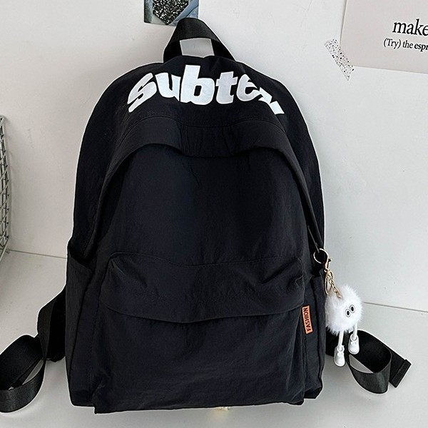 Male college students' fashionable large-capacity backpacks and female high school students' portable large-capacity computer backpacks are in vogue Application Scenario