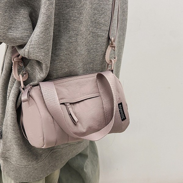 Crossbody bag 2025 Sporty and trendy, large-capacity cylindrical bag, color-blocking hand-held pillow bag, casual single-shoulder bag, handbag Application Scenario