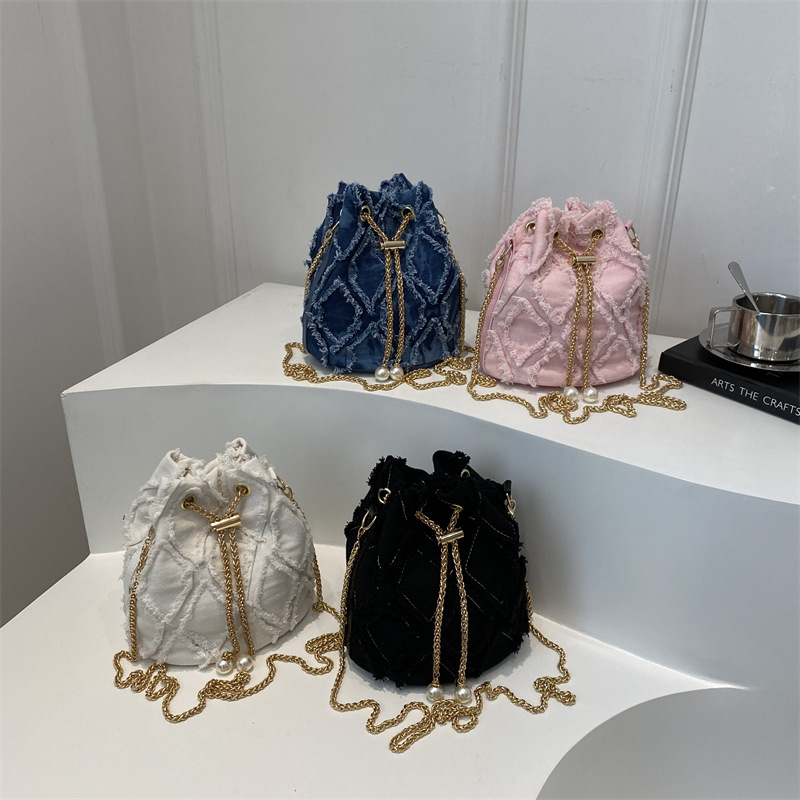 A trendy and stylish diamond-patterned embroidered crossbody bag for the autumn of 2024, featuring a simple and retro chain single-shoulder bucket bag Application Scenario