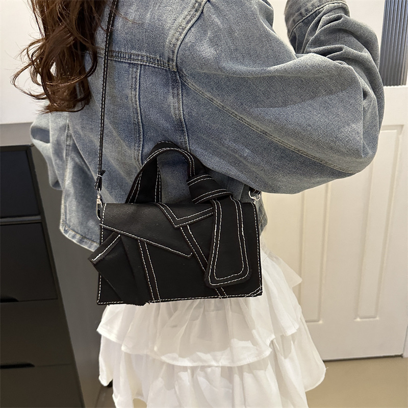 Denim patchwork, personalized and trendy crossbody bag for women, 2024 new commuter hand-held Korean-style casual single-shoulder small square bag, trendy Specification drawing