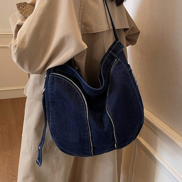 A fashionable new large-capacity single-shoulder, niche design denim casual boyfriend style student class bag crossbody bag Application Scenario