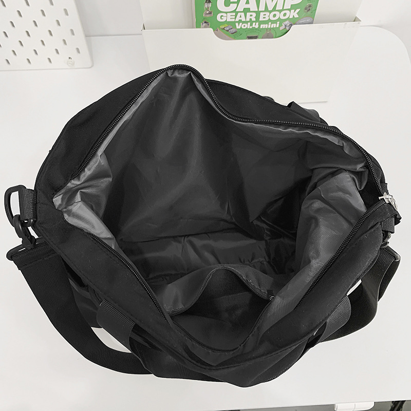 Korean-style workwear-style casual crossbody bag for men, large capacity, cool and versatile, sports and commuting, college student hand-held shoulder bag Application Scenario