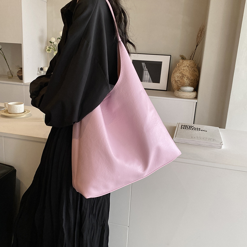 A new 2024 Korean-style laid-back fashion large bag, a versatile casual single-shoulder commuter large-capacity soft leather tote bag Application Scenario