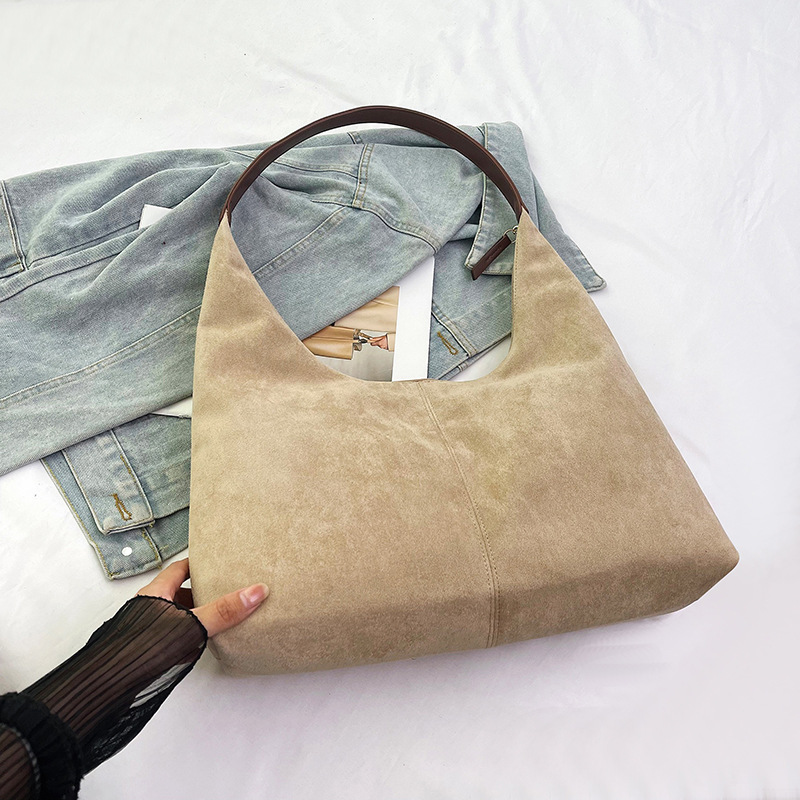 The large-capacity commuter tote bag is a new autumn/winter 2024 simple women's bag that is fashionable, versatile and of a niche quality Application Scenario