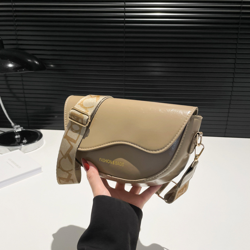 High-end retro bag for women, 2024 new style, trendy texture crossbody bag, versatile ins single-shoulder underarm bag full figure