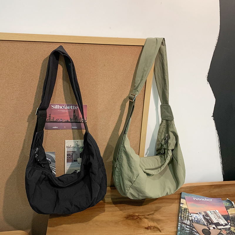 Versatile solid-color dumpling bag for both men and women, large-capacity tote bag, single-shoulder bag, crossbody bag, lightweight Korean style, simple and versatile Specification drawing