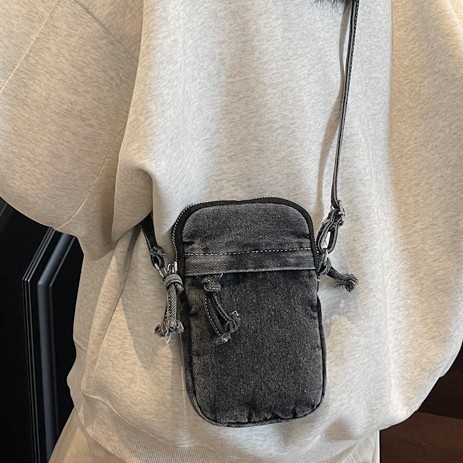 The new Japanese-style simple single-shoulder bag for 2025, a washable denim versatile crossbody bag, is fashionable, casual and lightweight. It's a trendy phone bag Application Scenario