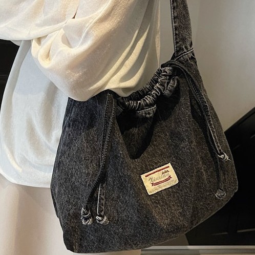 A simple and casual Korean-style student drawstring denim bag, a new spring style with a large capacity single-shoulder bag trend details Picture