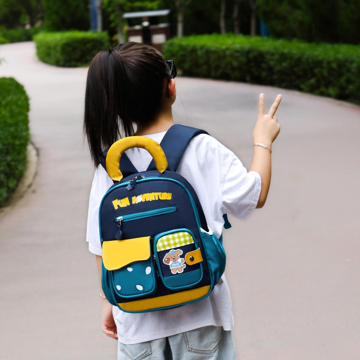 New sweet and charming children's schoolbag for primary school girls and sixth graders, a large-capacity backrest bag for girls details Picture