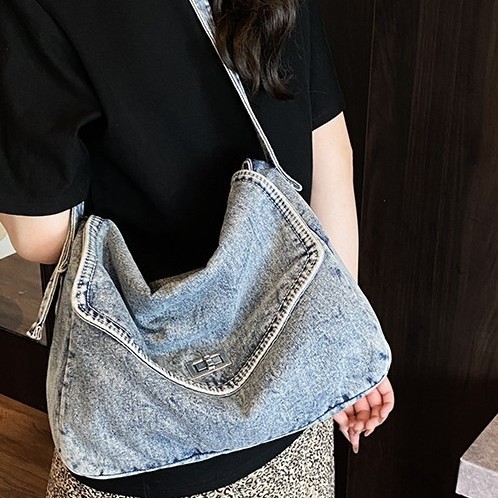 Japanese-style Hong Kong-style retro denim bag, flip-top postman's eye-catching light bag, female artistic student crossbody bag Specification drawing