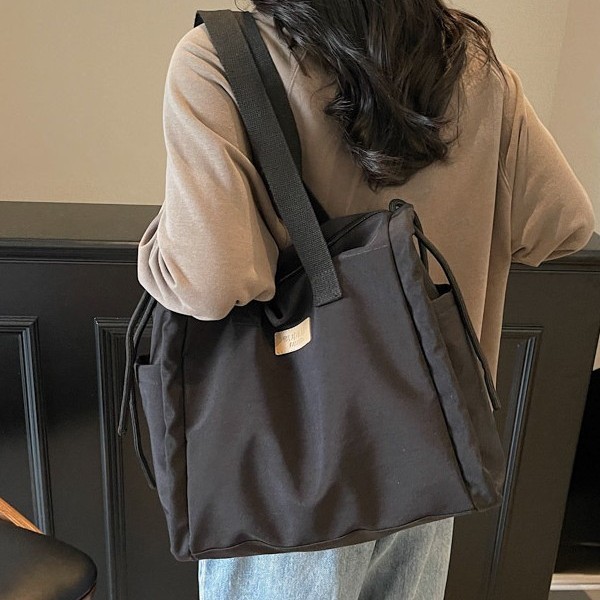 New women's bags, large-capacity canvas bags, student class eye-catching single-shoulder bags, commuting cloth bags, washbasin crossbody bags Application Scenario