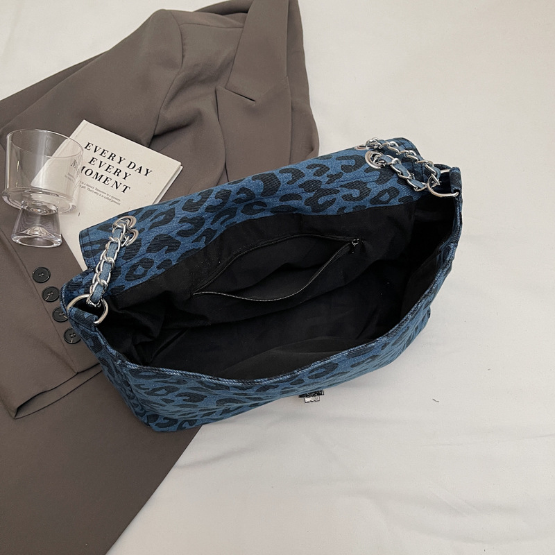 2024 New single-shoulder crossbody chain bag, fashionable autumn and winter tote bag, casual commuting, large capacity leopard print bag for women Application Scenario