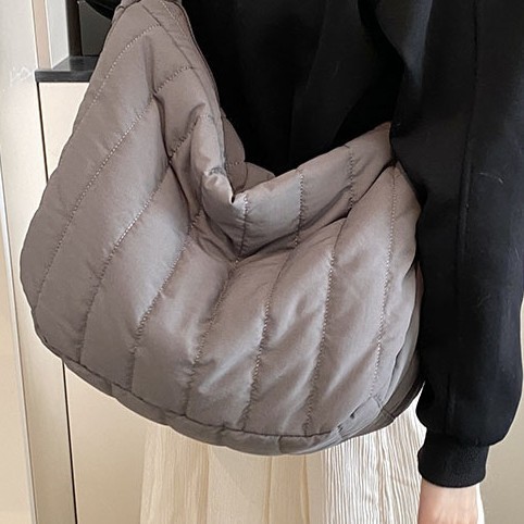 Large-capacity 2024 new autumn and winter single-shoulder crossbody bag, casual cotton-padded jacket bag, versatile women's commuter underarm tote bag Application Scenario