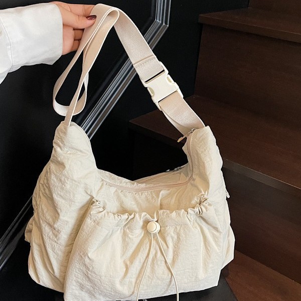 A new fashionable single-shoulder crossbody bag with a large capacity for women, highlighting the school style. A small crossbody bag for commuting to work Application Scenario