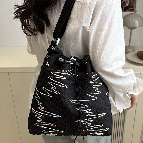 Spring/Summer 2025 niche trendy Nylon fabric colorful thread bag, casual Japanese style, versatile, large-capacity single-shoulder crossbody dumpling bag details Picture