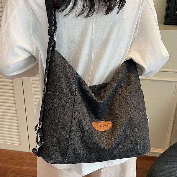 Commuting denim tote bag, cross-border 2025 new style simple single-shoulder underarm bag, women's large capacity versatile backpack Application Scenario