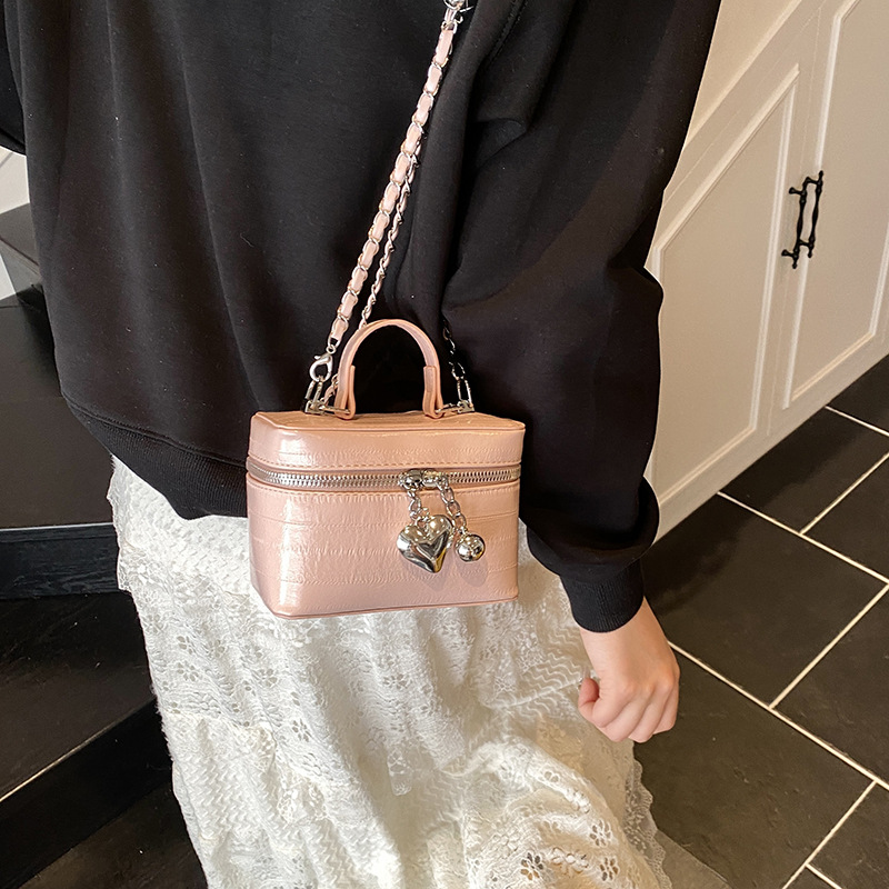 2025 New bestseller fashion chain hand-held box bag for women, high-end quality crossbody bag, solid color simple single-shoulder bag details Picture