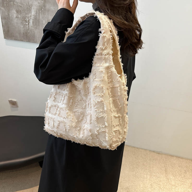 This year, the trendy autumn and winter collection of women's bags is a new Instagram checkered single-shoulder bag, a casual and versatile tote bag details Picture