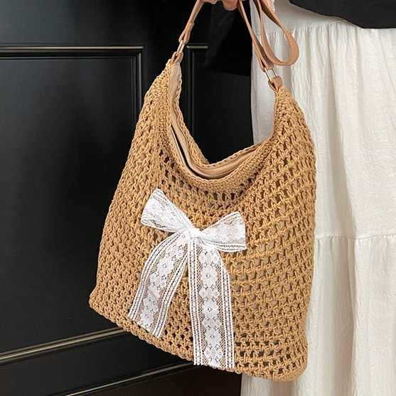 Fashionable and simple seaside vacation beach style women's single-shoulder bag, large-capacity fashionable hand-held shoulder bag, solid-color woven bag Application Scenario