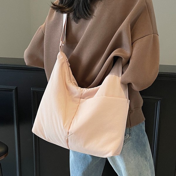 Work commuting canvas bag, laid-back style tote bag for women, new 2025 trendy and versatile underarm bag, large-capacity single-shoulder bag Application Scenario